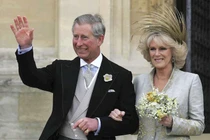 Chuyện tình đầy sóng gió của Thái tử Charles và bà Camilla