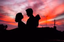 Thợ điện cắt điện cả làng để lén hẹn hò với bạn gái