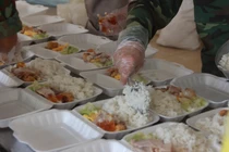 "Đột nhập" bếp ăn quân đội phục vụ hàng trăm người ở khu cách ly Hà Nội