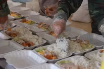 "Đột nhập" bếp ăn quân đội phục vụ hàng trăm người ở khu cách ly Hà Nội