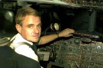 Cơ trưởng bị hút ra khỏi buồng lái máy bay “thoát chết” thần kỳ