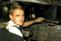 Cơ trưởng bị hút ra khỏi buồng lái máy bay “thoát chết” thần kỳ