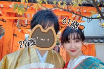 “Quý bà” 61 tuổi gây sốc vì cưới chồng ít tuổi hơn con trai