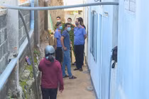 Phát hiện 2 vợ chồng tử vong trong tư thế treo cổ trong phòng trọ