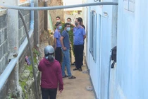 Phát hiện 2 vợ chồng tử vong trong tư thế treo cổ trong phòng trọ