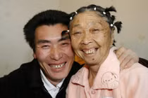 Hôn nhân viên mãn của cặp đôi bà cháu chênh nhau 32 tuổi