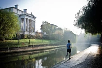 Cuồng chạy bộ, ông bố bỏ mặc con gái trong ô tô 5 tiếng