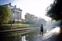 Cuồng chạy bộ, ông bố bỏ mặc con gái trong ô tô 5 tiếng