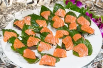 Ăn cá hồi cực tốt nhưng tránh ăn theo cách này kẻo rước họa vào thân