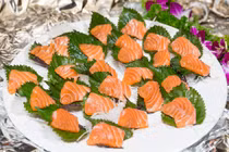 Ăn cá hồi cực tốt nhưng tránh ăn theo cách này kẻo rước họa vào thân