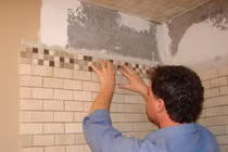 Dỡ tường nhà vệ sinh, choáng với những thứ cất giấu phía sau