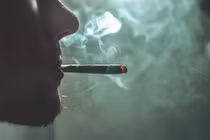 Hút thuốc lá trong giờ làm, công chức Nhật bị phạt 250 triệu đồng