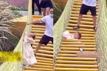 Bố mẹ vô tâm khiến bé gái rơi xuống khe cầu treo