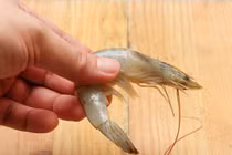 Bị tôm cứa vào tay, người đàn ông tử vong sau 6 ngày