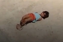 Bé gái Ấn Độ bị mẹ trói phơi nắng vì lý do gây sốc