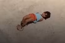 Bé gái Ấn Độ bị mẹ trói phơi nắng vì lý do gây sốc