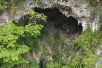 Phát hiện hố sụt khổng lồ chứa cả rừng cây cổ thụ bên dưới