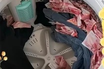 Mang quần áo chồng đi giặt, vợ sung sướng khi thấy thành quả