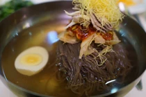 Trời nóng bức, thử đổi món với mì lạnh Hàn Quốc trứ danh
