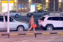 Chia tay bạn gái “đòi quà”, người đàn ông cởi trả hết y phục