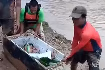 Cậu bé may mắn sống sót sau trận lở đất nhờ chiếc tủ lạnh