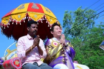 Sếp Singapore bất ngờ dự đám cưới của nhân viên gắn bó 17 năm