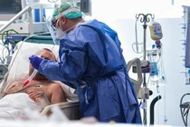 10 người hiến phổi cho phi công Anh, bệnh nhân 19 tự ăn được 