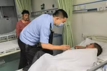 Giúp ông lão trên đường, nữ cảnh sát bất ngờ bị tống tiền