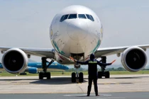 Nhân viên sân bay Nội Bài căng mình dưới cái nóng hơn 60 độ C