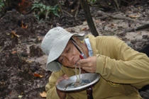 “Hết hồn” món đặc sản sâu gỗ nhầy nhụa của Philippines