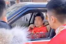 Bạn trai cũ chen ngang đoàn rước dâu khiến chú rể “sôi máu“