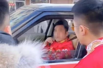 Bạn trai cũ chen ngang đoàn rước dâu khiến chú rể “sôi máu“