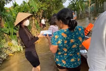 Ngắm trang phục giản dị của Thủy Tiên trong mỗi chuyến đi từ thiện