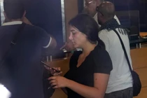 Người phụ nữ cầm súng nhựa vào ngân hàng đòi rút tiền của mình