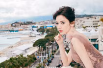 “Nhức mắt” gu thời trang gợi cảm của “mỹ nhân Tân Cương” Cổ Lực Na Trát 