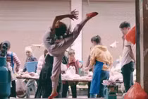 Xúc động câu chuyện bé gái múa ballet bên cửa hàng thịt