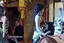 Choáng váng với dàn người đẹp nhảy múa trong đám tang