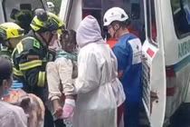 Bé gái được phát hiện ôm thi thể mẹ mình sau trận lở đất