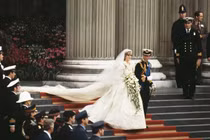 Chiêm ngưỡng những bộ váy cưới hoàng gia đắt đỏ nhất