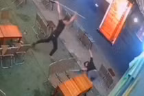 Chủ quán cà phê vác mã tấu đánh đoàn phòng chống dịch COVID-19