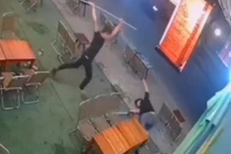 Chủ quán cà phê vác mã tấu đánh đoàn phòng chống dịch COVID-19