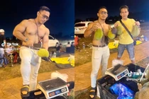 Cởi trần bán sầu riêng, người đàn ông Malaysia bỗng nổi tiếng