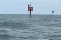 Ngư dân may mắn sống sót trên biển nhờ bám phao tín hiệu 2 ngày