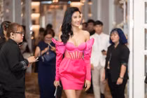 Những bộ trang phục màu mè “chói mắt” người nhìn của Hoàng Thùy