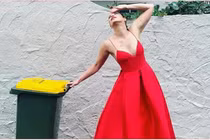 Trào lưu mặc đẹp sexy đi đổ rác trên mạng xã hội gây “choáng váng”