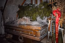 Khung cảnh rùng rợn bên trong nhà tang lễ bị “ma ám”