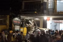 Video: Xe điên tông vào nhà dân ở Quảng Ngãi, làm 3 người chết