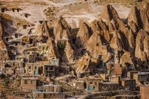 Ngỡ ngàng ngôi làng cổ trông như tổ mối khổng lồ 