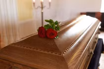 Người nhà chôn cất xong, cụ bà bất ngờ trở về nhà