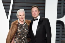 Mẹ tỷ phú giàu thứ 2 thế giới ăn mặc sành điệu ở tuổi 72